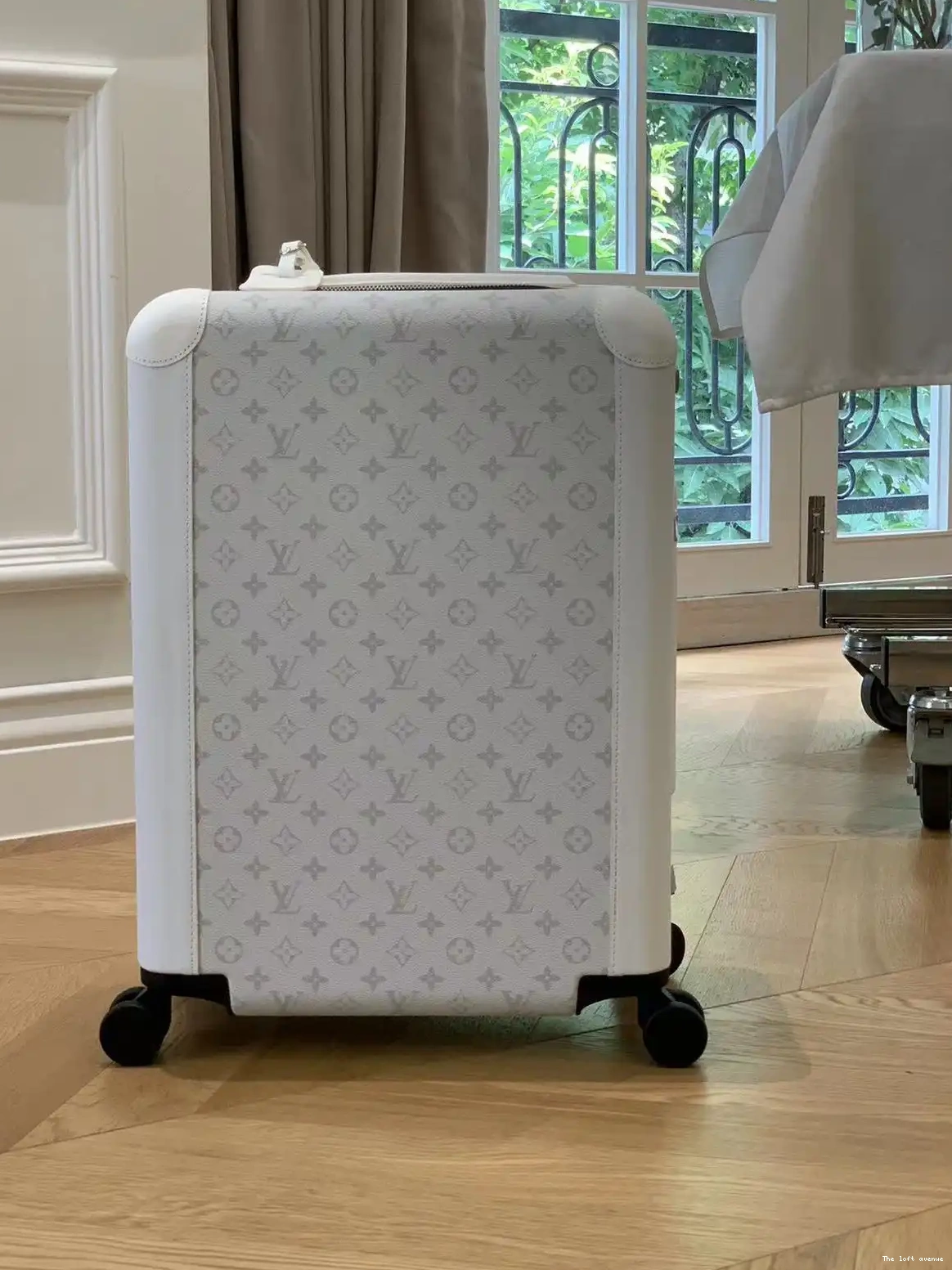 WHITE HORIZON TAIGARAMA CABIN 55 SUITCASE CUSTOM 37L 0528
